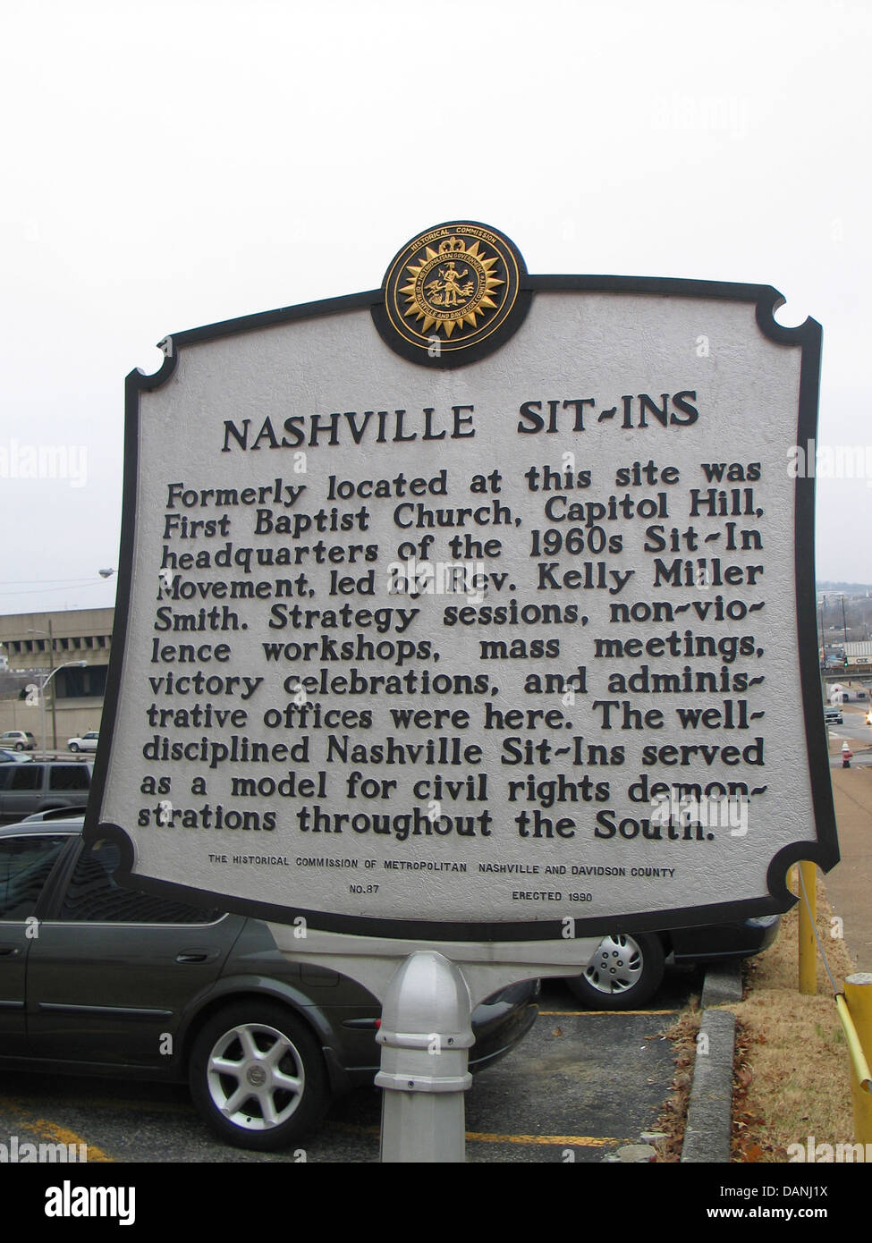 NASVHILLE SIT-INS Formerly located at this site was First Baptist Church, Capitol Hill, headquarters of the 1960s Sit-In Movement, led by Rev. Kelly Miller Smith. Strategy sessions, non-violence workshops, mass meetings, victory celebrations, and administrative offices were here. The well-disciplined Nashville Sit-Ins served as a model for civil rights demonstrations throughout the South. The Historical Commission of Metropolitan Nashville and Davidson County, Erected 1990 Stock Photo