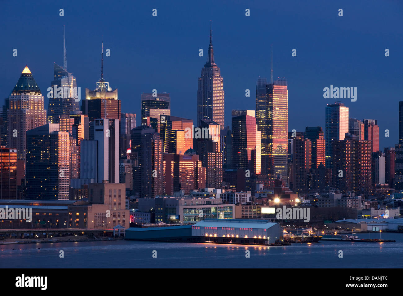 MIDTOWN SKYLINE HUDSON RIVER MANHATTAN NEW YORK CITY USA Stock Photo ...