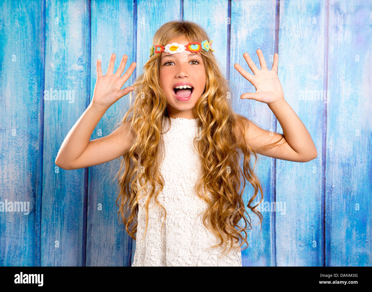 Open arms kid girl hi-res stock photography and images - Alamy