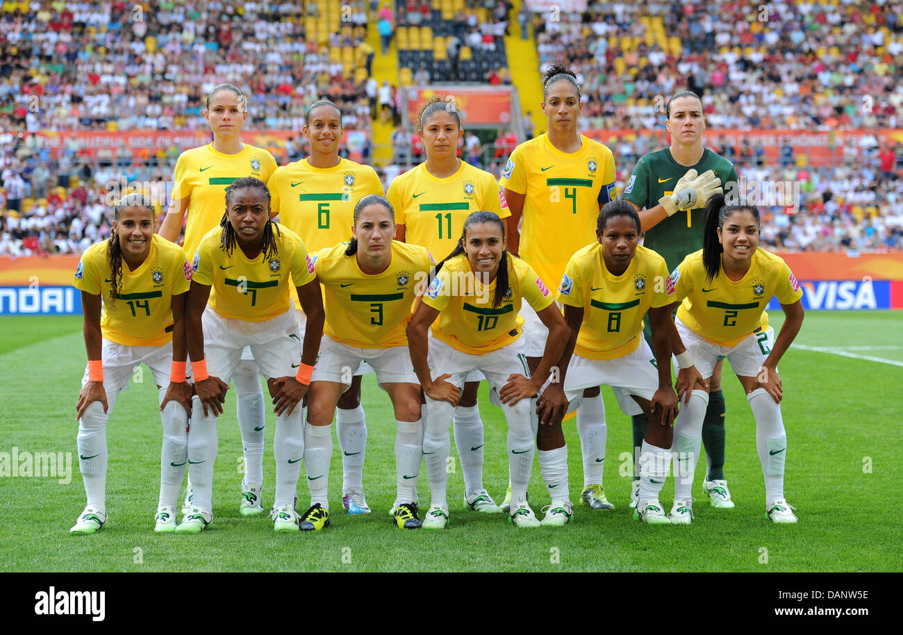 Players of Brazil pose for a teamphoto prior to the quarter-final soccer match of FIFA Women's World Cup between Brazil and USA at the Rudolf Harbig stadium in Dresden, Germany, 10 July 2011. Back (L-R): Erika, Rosana, Cristiane, Aline, Andreia, front (L-R): Fabiana, Ester, Daiane, Marta, Formiga, Maurine.  Photo: Thomas Eisenhuth dpa  +++(c) dpa - Bildfunk+++ Stock Photo