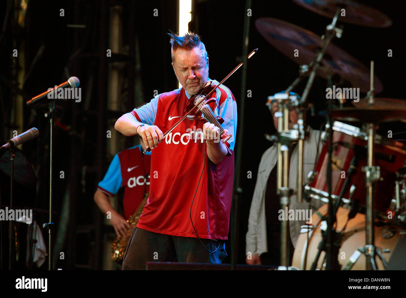 British violin player Nigel Kennedy appears on stage with the Blue Note Quintett during an open air concert at the Zitadelle Spandau in Berlin, Germany, 9 July 2011. Photo: Lutz Mueller-Bohlen Stock Photo
