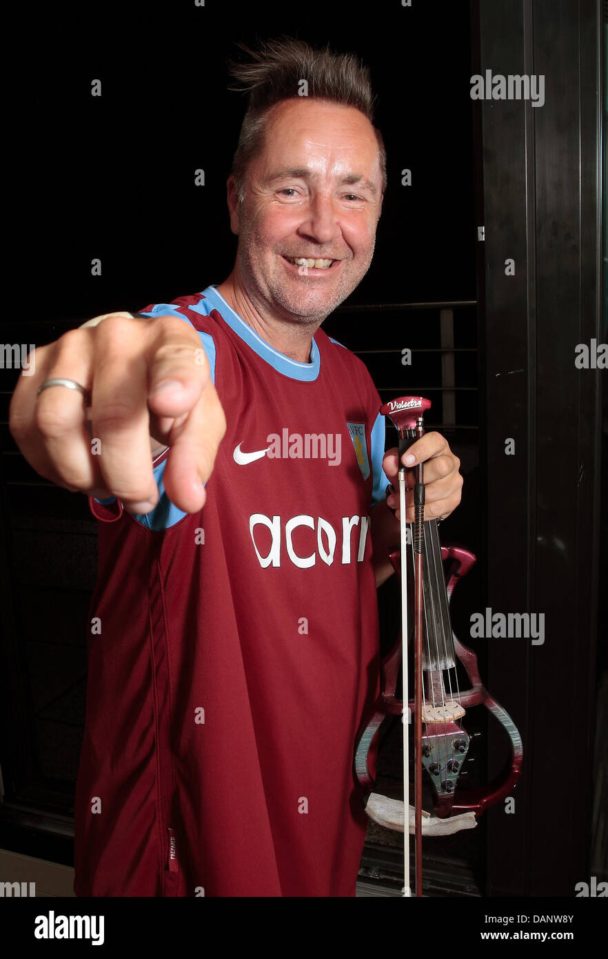 British violin player Nigel Kennedy poses with the Blue Note Quintett during an open air concert