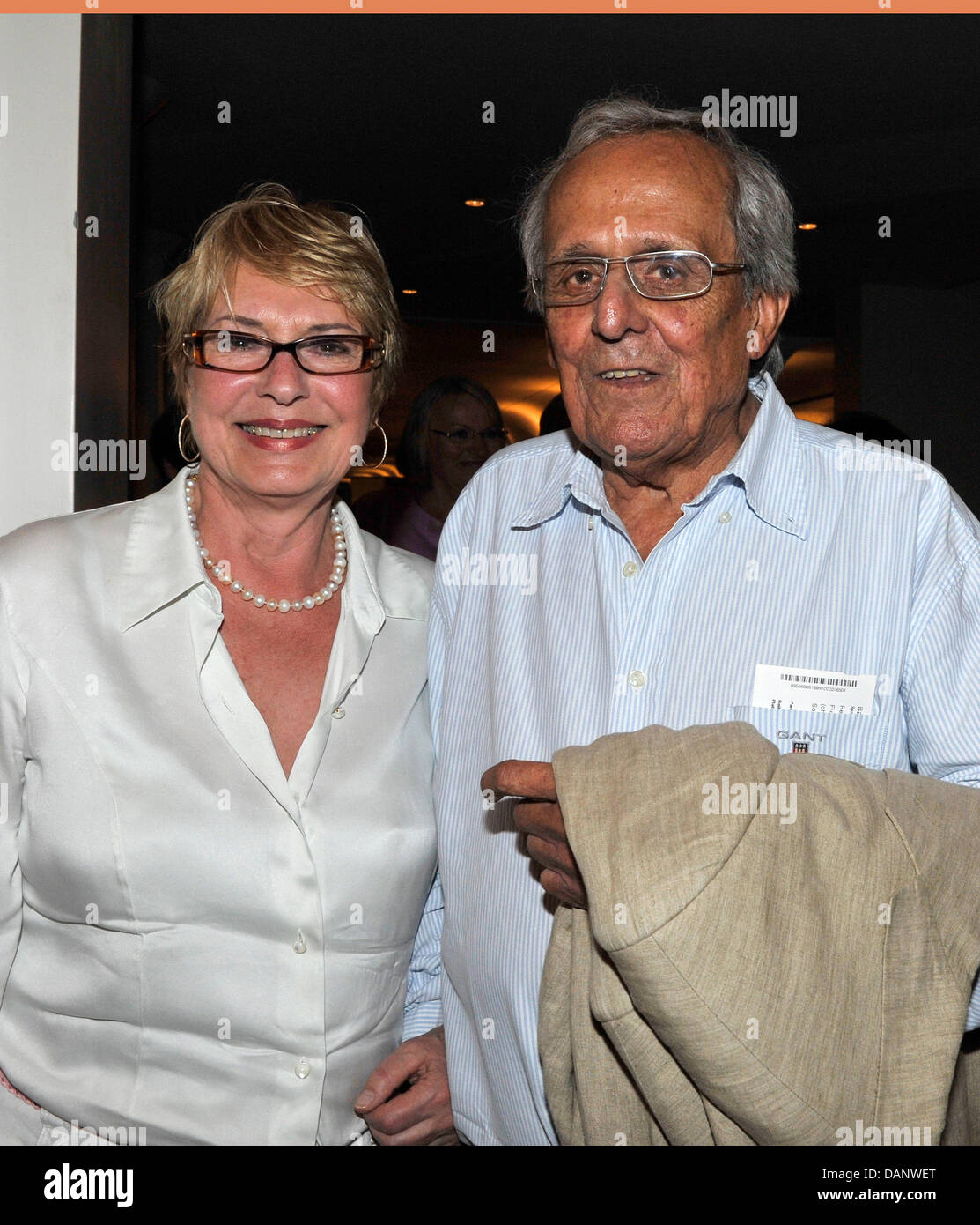 Cabaret artist, actor and author Dieter Hildebrandt and his wife Renate Kuester smile at the Residenztheater in Munich, Germany, 10 July 2011. Photo: Ursula Dueren Stock Photo