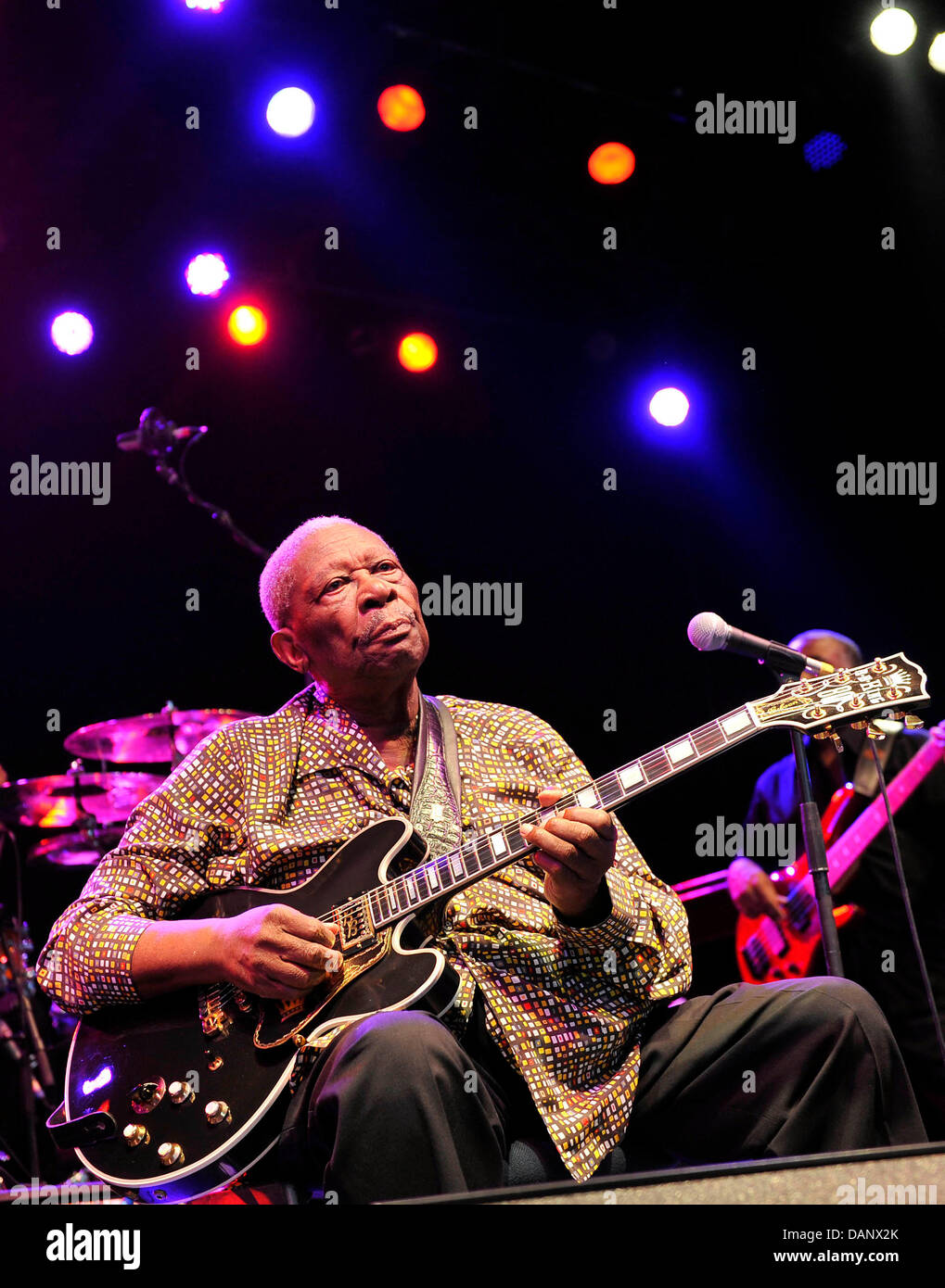 Blues musician B.B. King performs on the stage during a concert in Bonn ...