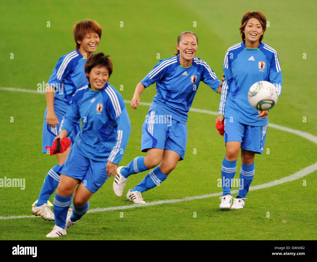 Asuna Tanaka (l-r), Megumi Takase, Karina Maruyama and Kozue Ando of Japan during a training session of the team in Frankfurt, Germany 12 July 2011. Japan faces Sweden in the semi-final match of the FIFA Women's World Cup in Frankfurt on 13 July 2011. Foto: Arne Dedert dpa/lhe Stock Photo