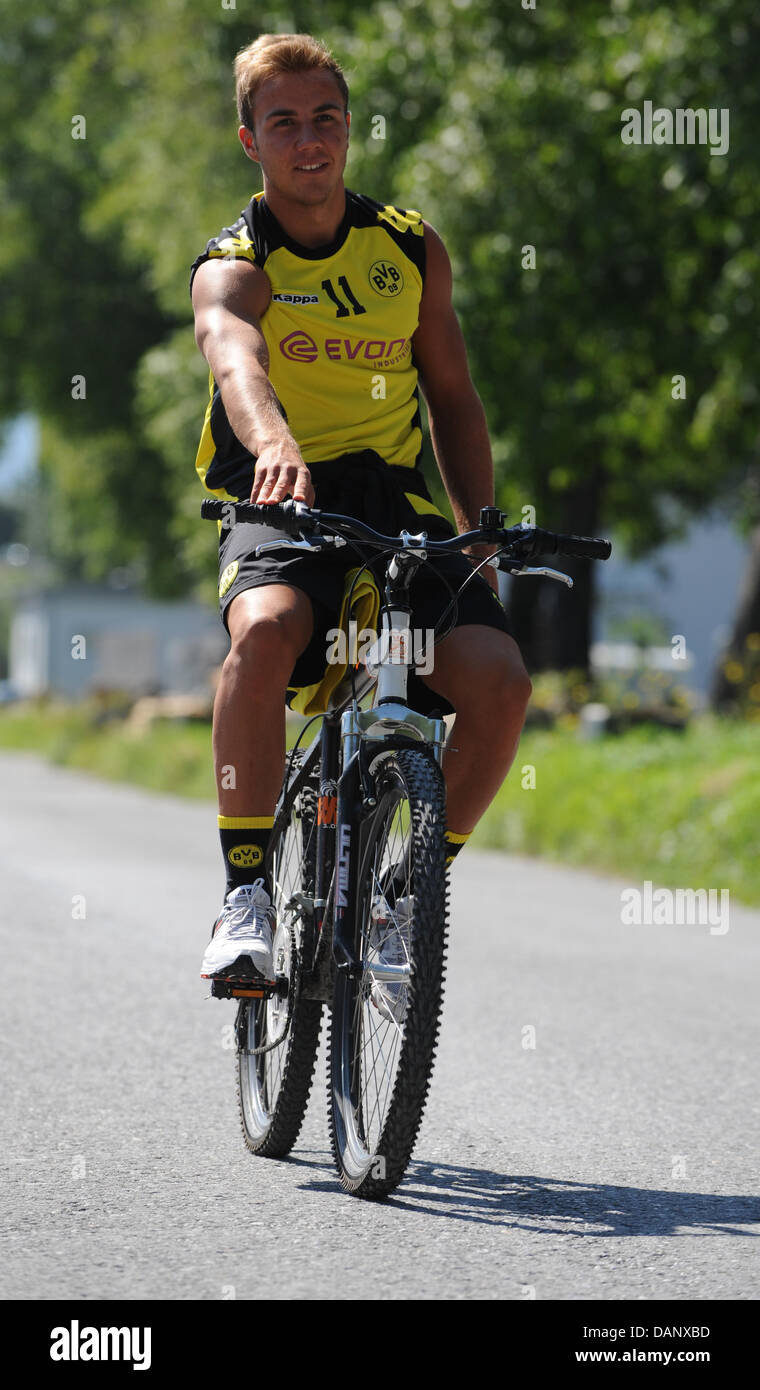 Dortmund's Mario Goetze arrives for a practice session at the team's training camp in Bad Ragaz, Switzerland, 12 July 2011.  Photo: Patrick Seeger Stock Photo
