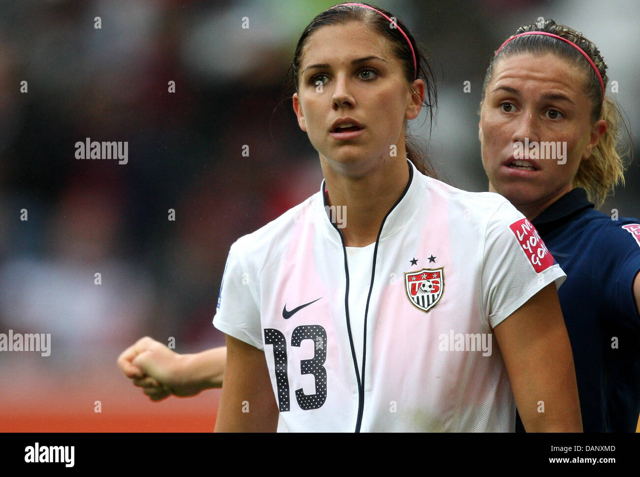 USA's Alex Morgan (L) wears a pinke sports bra during the semi-final soccer match of the FIFA Women's World Cup between France and the USA at the Borussia-Park stadium in Moenchengladbach, Germany, 13 July 2011. USA won the match with 3:1. Photo: Rolf Vennenbernd dpa/lnw  +++(c) dpa - Bildfunk+++ Stock Photo