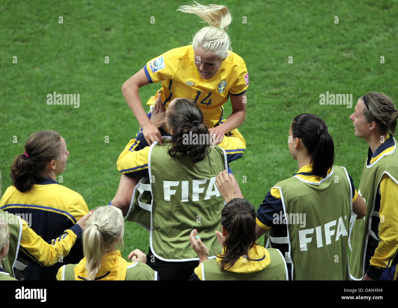 Swedens Josefine Oqvist Top Celebrates With Team Mates After Scoring 0 1 During The Semi 