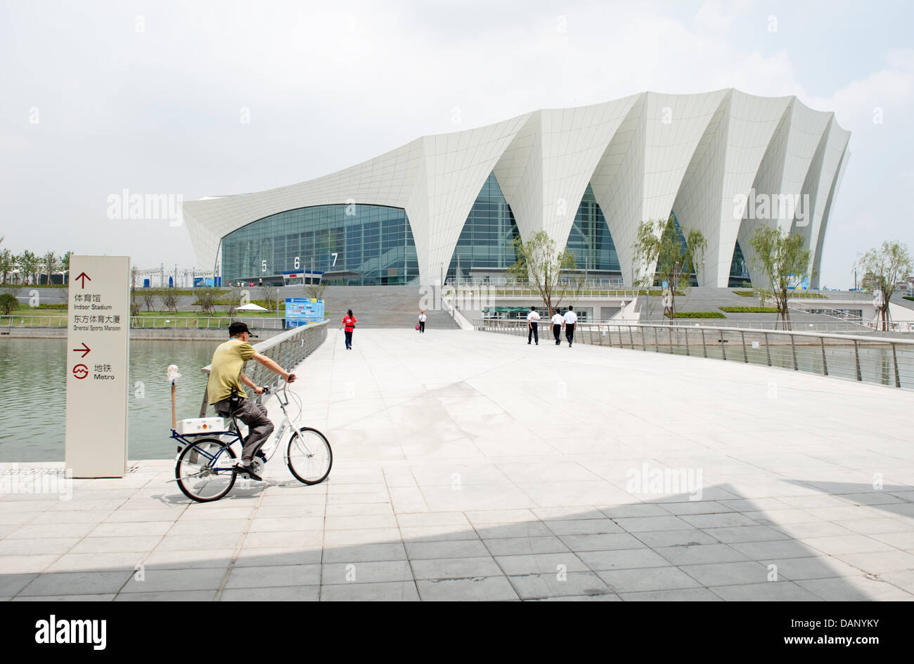 General view of the indoor stadium of the Oriental Sports center venue for the swimming and synchronized swimming events at the 2011 FINA World Swimming Championships in Shanghai, China, 15 July 2011. Photo: Bernd Thissen dpa  +++(c) dpa - Bildfunk+++ Stock Photo