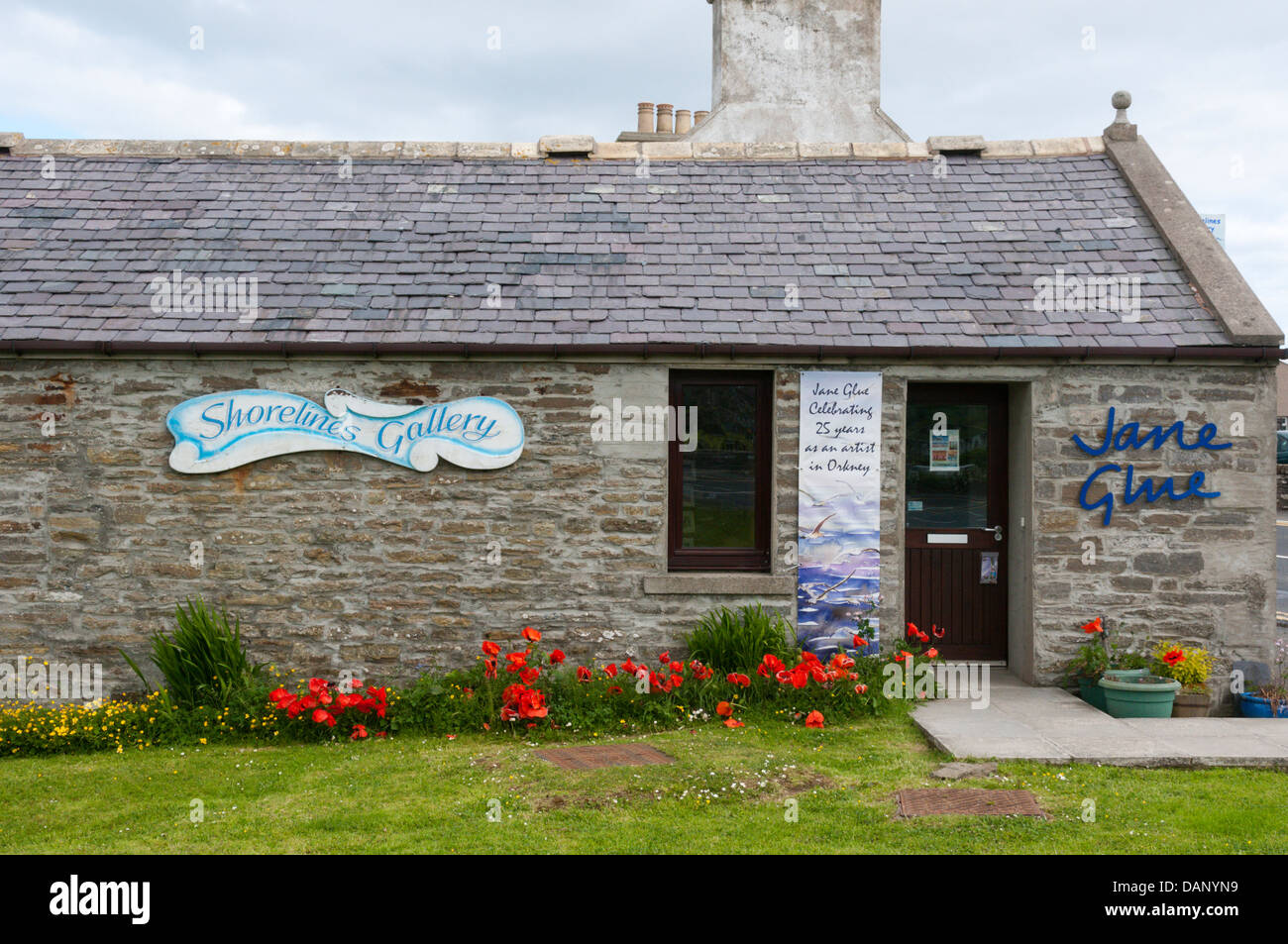 A sign on the side of Shorelines Gallery in Finstown on Mainland Orkney. The gallery features the work of local artist Jane Glue Stock Photo