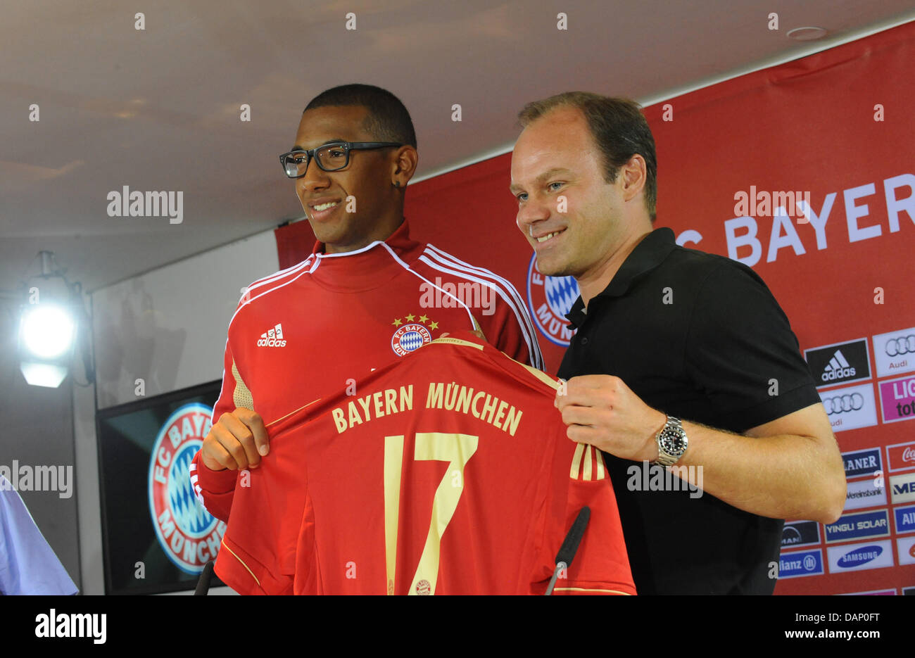 New FC Bayern Munich player Jerome Boateng (L) and manager Christian Nerlinger attend an introductory press conference at the Bundesliga club's facilities in Munich, Germany, 17 July 2011. Boateng and Nerlinger hold Boateng's new jersey. Photo: Andreas Gebert Stock Photo