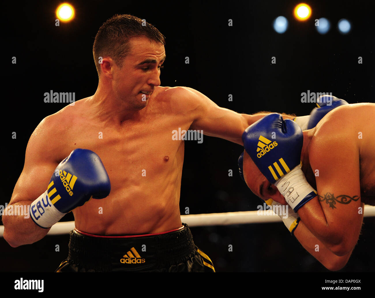 Cruiser weight boxers Eduard Gutknecht (L) from Germany and Italian Stock  Photo - Alamy