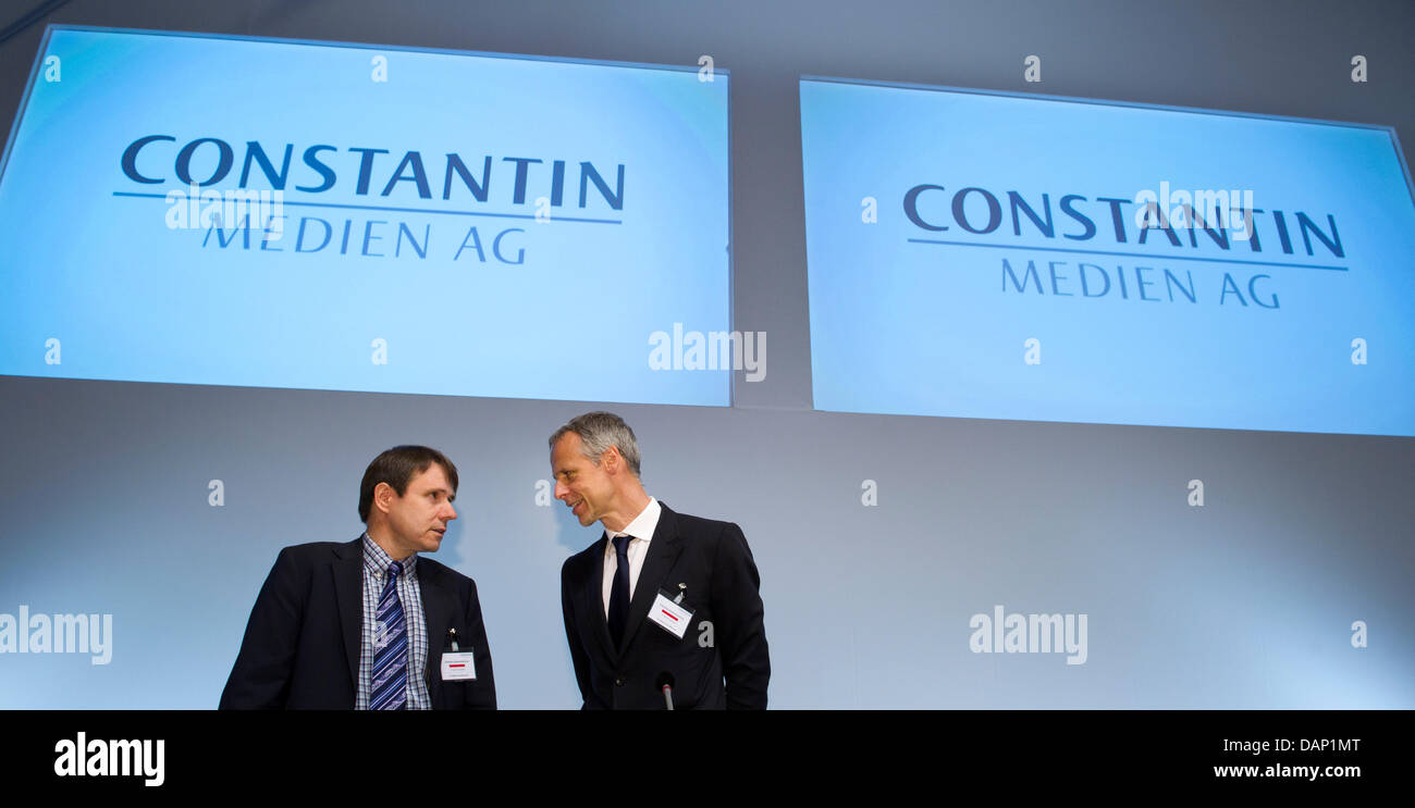Head of the German production company Constantin Media AG, Bernhard Burgener (L), and chairman of the board Fred Kogel talk to each other prior to the annual general meeting of the Constantin Media AG in Munich, Germany, 19 July 2011. Photo: PETER KNEFFEL Stock Photo