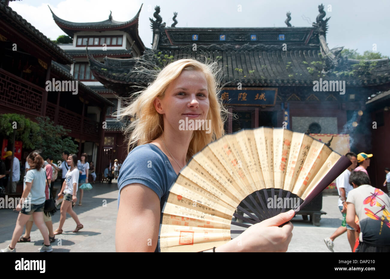 The picture made available 20 July 2011 shows German swimmer Britta Steffen is flattering an air wheel during a visit of the Cheng Huang Miao Temple in the Yu Garden prior to the 2011 FINA World Swimming Championships in Shanghai, China, 18 July 2011. Photo: Bernd Thissen dpa  +++(c) dpa - Bildfunk+++ Stock Photo