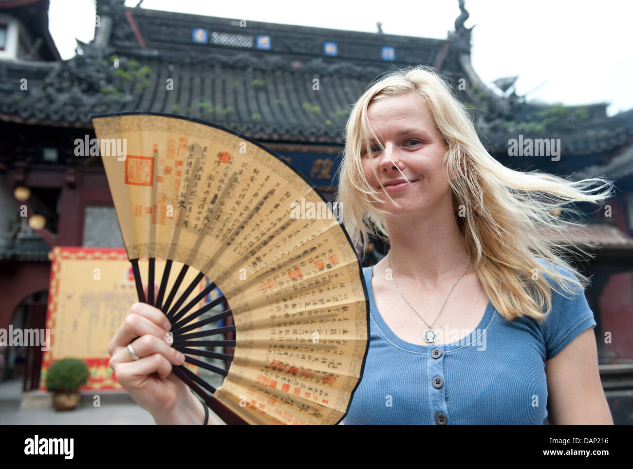 The picture made available 20 July 2011 shows German swimmer Britta Steffen flattering a fan during a visit of the Cheng Huang Miao Temple in the Yu Garden prior to the 2011 FINA World Swimming Championships in Shanghai, China, 18 July 2011. Photo: Bernd Thissen dpa Stock Photo