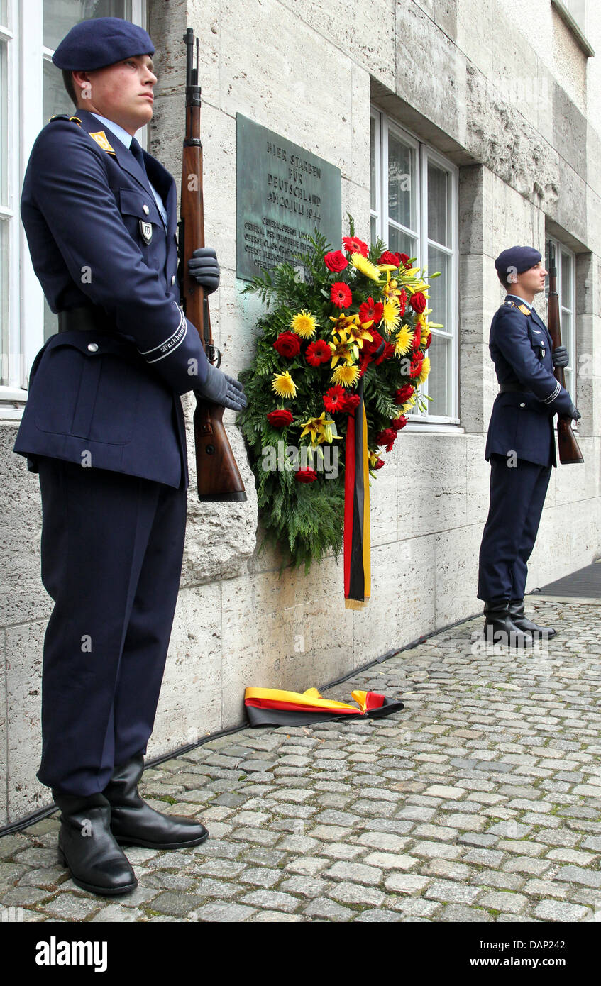 Soldiers of the guard battalion of the German Bundeswehr stands next to ...