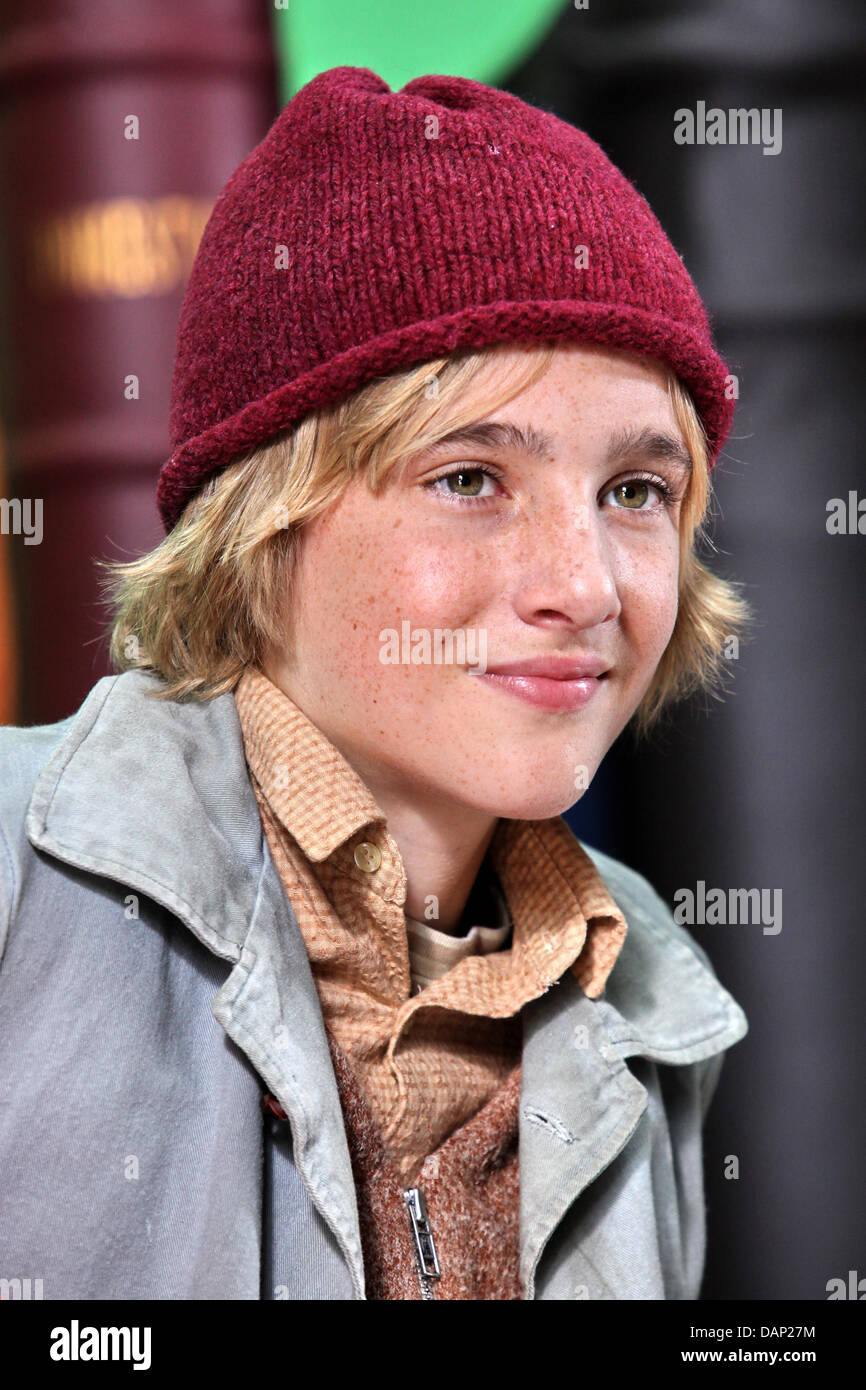 Actor Justus Kammerer as Nils poses during a photocall at the set of the film 'Nils Holgersson'(working title) in Hamburg, Germany, 20 July 2011. The Christmas series shall be broadcasted on German television in December 2011. Photo: Bodo Marks Stock Photo