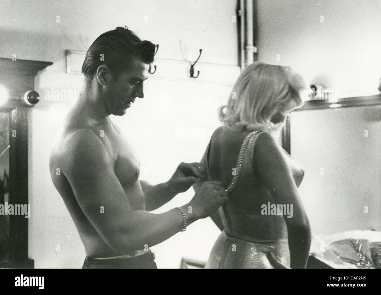 JAYNE MANSFIELD and husband Mickey Hargitay while filming Too Hot to Handle in London at Elstree Studios in 1960 Stock Photo