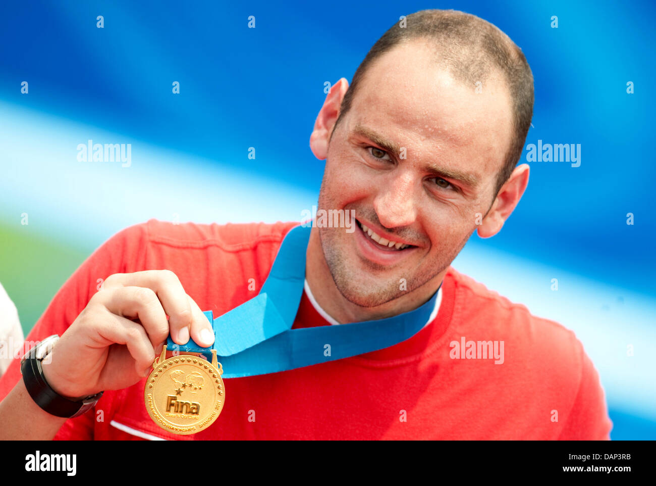 Petar Stoychev of Bulgaria shows his gold medal after finishing first place in the men's 25 km open water event at the 2011 FINA World Swimming Championships, Shanghai, China, 23 July 2011. Photo: Bernd Thissen dpa  +++(c) dpa - Bildfunk+++ Stock Photo