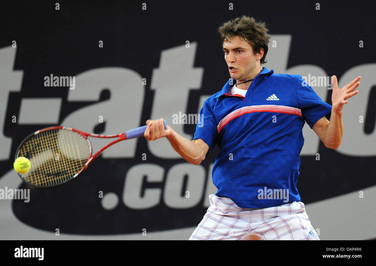 French tennis professional Gilles Simon plays a forehand during the ATP  final match against Spanish tennis professional Nicolas Almagro at  Rothenbaum in Hamburg, Germany, 24 July 2011. Photo: ANGELIKA WARMUTH Stock  Photo - Alamy