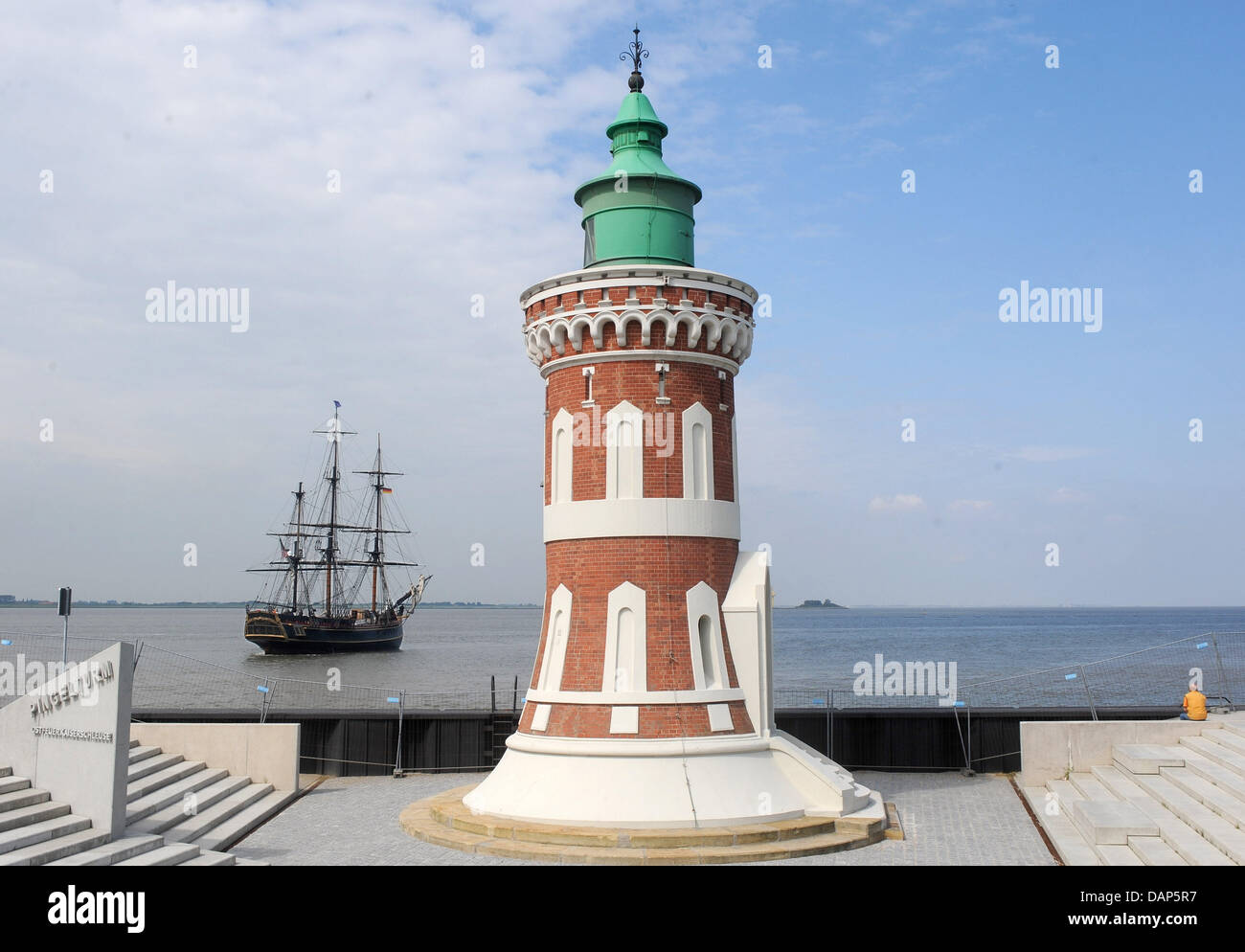 The threemaster capital sailingvessel 'Bounty' arrives for the