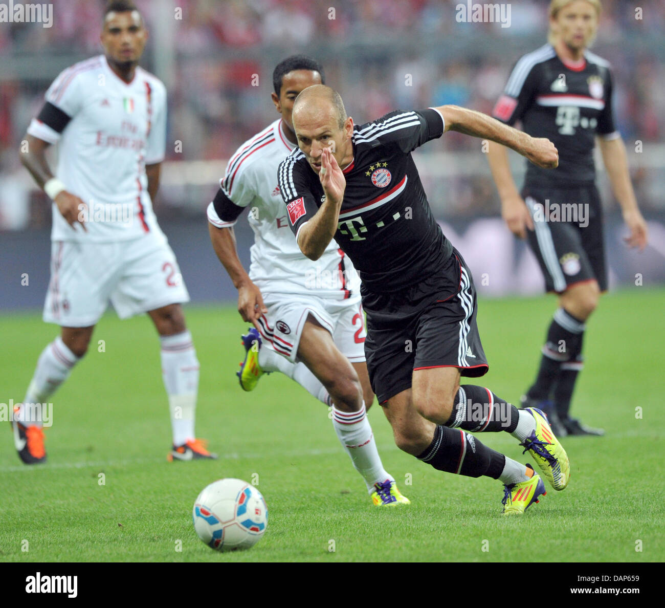 FC Bayern Munich's Arjen Robben dribbles the ball during the Audi Cup  semi-finals match FC Bayern Munich vs. AC Milan at Allianz Arena in Munich,  Germany, 26 July 2011. Photo: Peter Kneffel