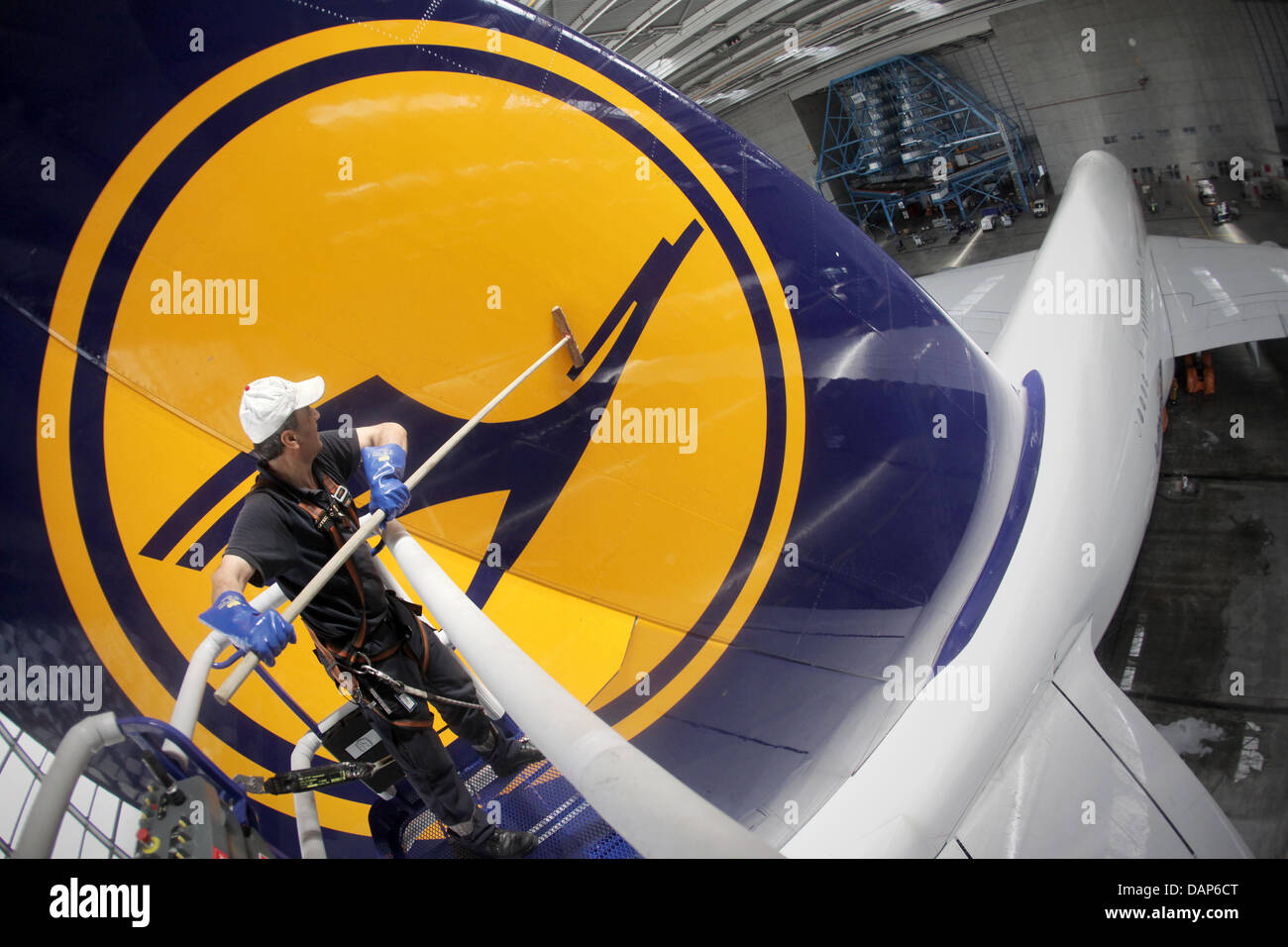 аэромар уборка самолетов. мойщик воздушного судна. уборка салона воздушного судна. уборка самолета. аэропорт шереметьево аэромар.