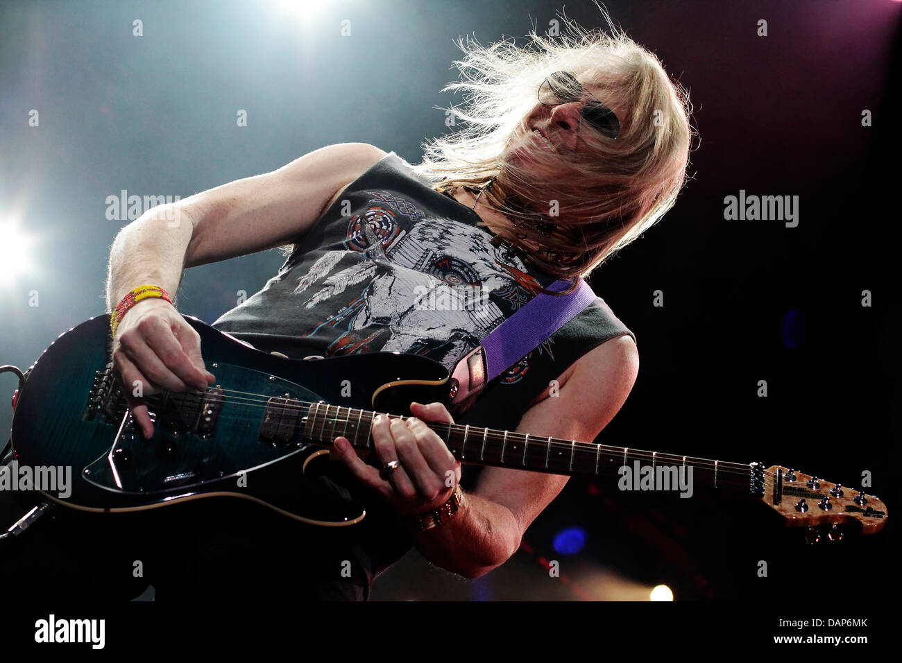 Guitar player Steve Morse and his band Deep Purple perform with the New ...