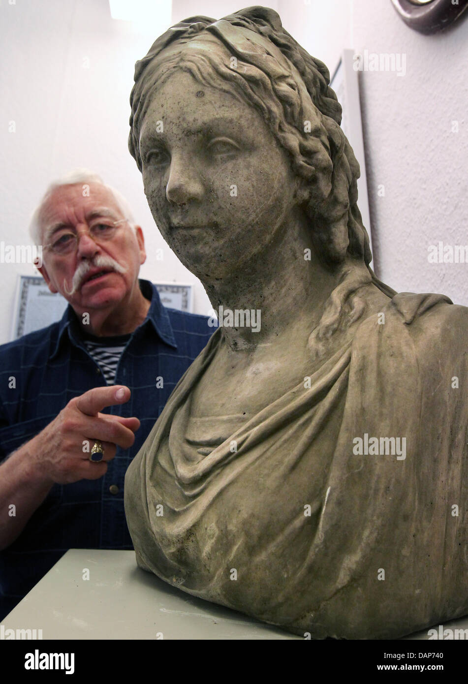 Exhibition organizer and director of the Luisen Memorial Hohenzieritz, Hans Joachem Engel, explains a bust of Frederica of Mecklenburg-Strelitz, later Queen of Hanover, at the municipal museum in Neustrelitz, Germany, 28 July 2011. The piece is part of a new exhibition 'Three Weddings of the English royal house', in which the close relationship of the grand duchy of Mecklenburg-Str Stock Photo