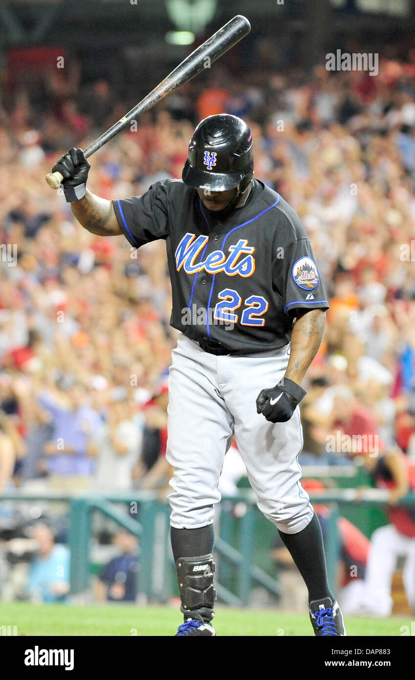 Pinch Bat New York Mets pinch hitter Willie Harris raises his bat in disgust ...