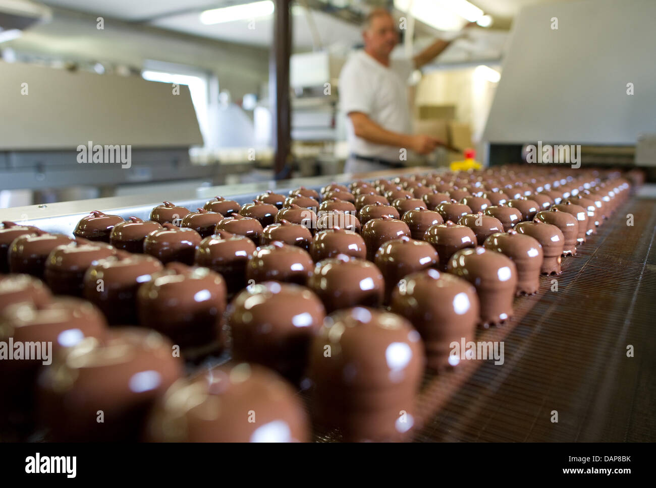 A staff member checks the production of chocolate marshmallows at the factory of sweets manufacturer 'Trauth' in Herxheim near Landau, Germany, 07 July 2011. Photo: Uwe Anspach Stock Photo