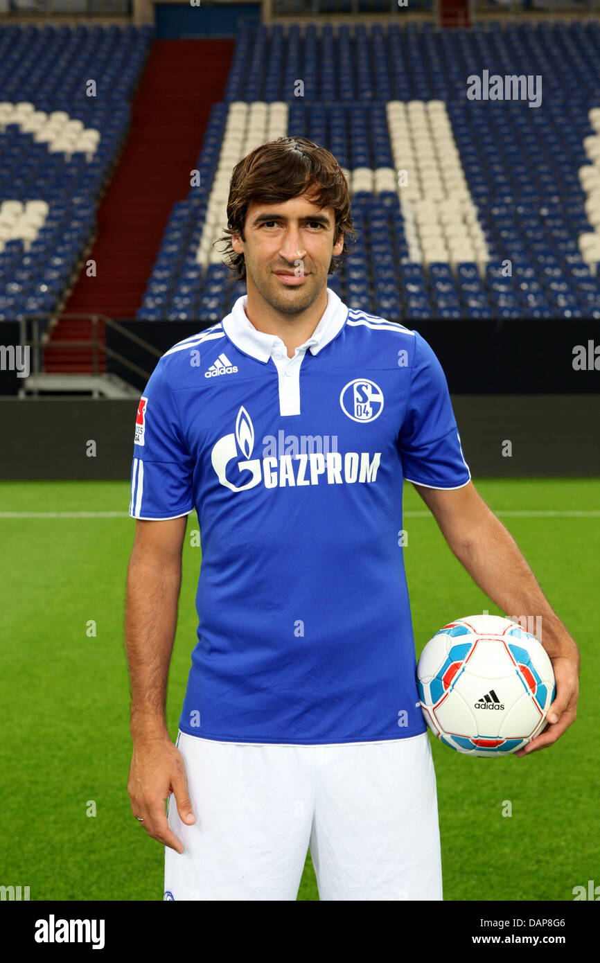 Schalke's Raul poses during a photo session of FC Schalke 04 in
