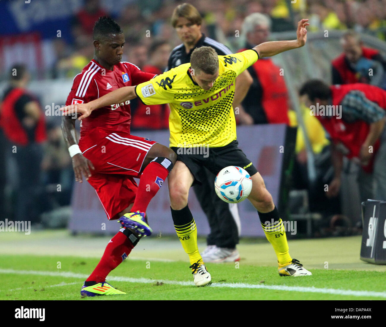 Dortmund's Sven Bender (R) and Hamburg's Eljero Elia (R) vie for the ball during the Bundesliga soccer match between Borussia Dortmund vs Hamburger SV at the Signal-Iduna Park in Dortmund stadium in Dortmund, Germany, 5 August 2011. Photo: Jonas Güttler  (ATTENTION: EMBARGO CONDITIONS! The DFL permits the further utilisation of the pictures in IPTV, mobile services and other new te Stock Photo