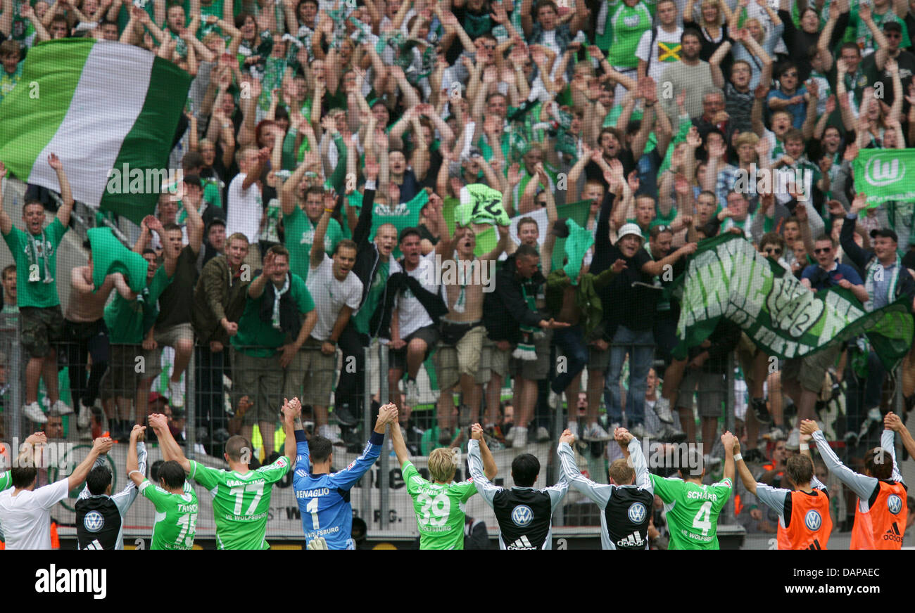 Wolfsburg's players celebrate their victory with fans after Bundesliga match FC Cologne against VfL Wolfsburg at the RheinEnergieStadion in Cologne, Germany, 06 2011. Wolfsburg won 3-0. Photo: Rolf Vennenbernd Stock Photo - Alamy