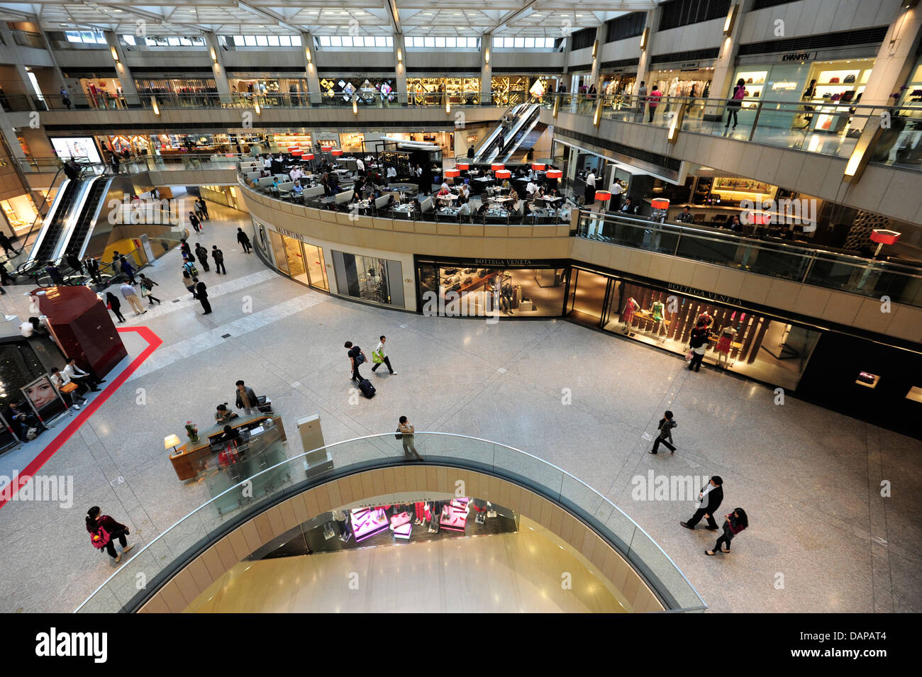 Hong kong shopping district hi-res stock photography and images - Alamy