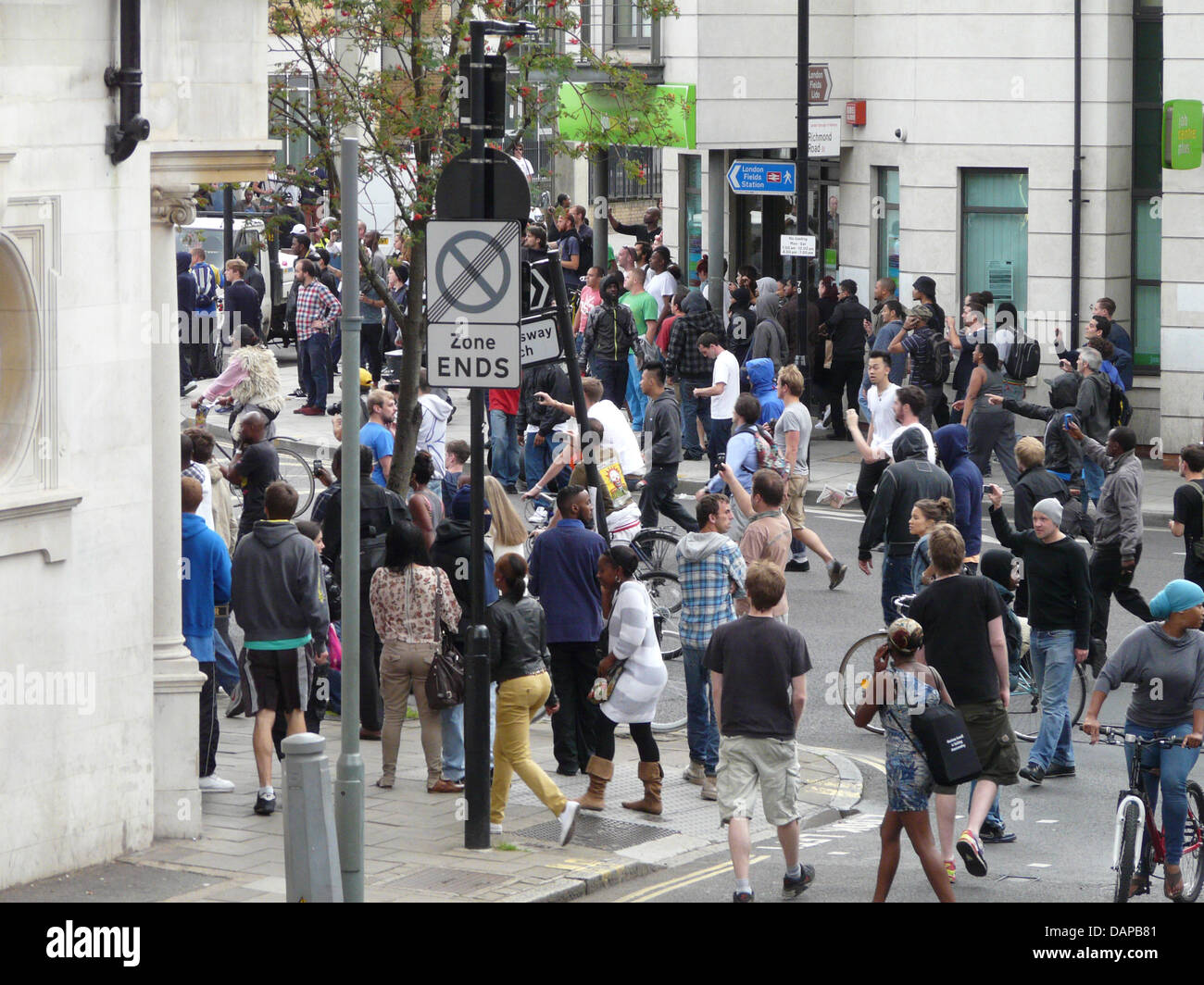 Gewaltbereite Demonstranten sammeln sich am Montag (08.08.11) auf der Mare Street in London. Seit dem Wochenende gibt es in mehreren Stadteilen in London Krawalle und Übergriffe auf Polizisten. Foto: Cordula Donhauser Stock Photo