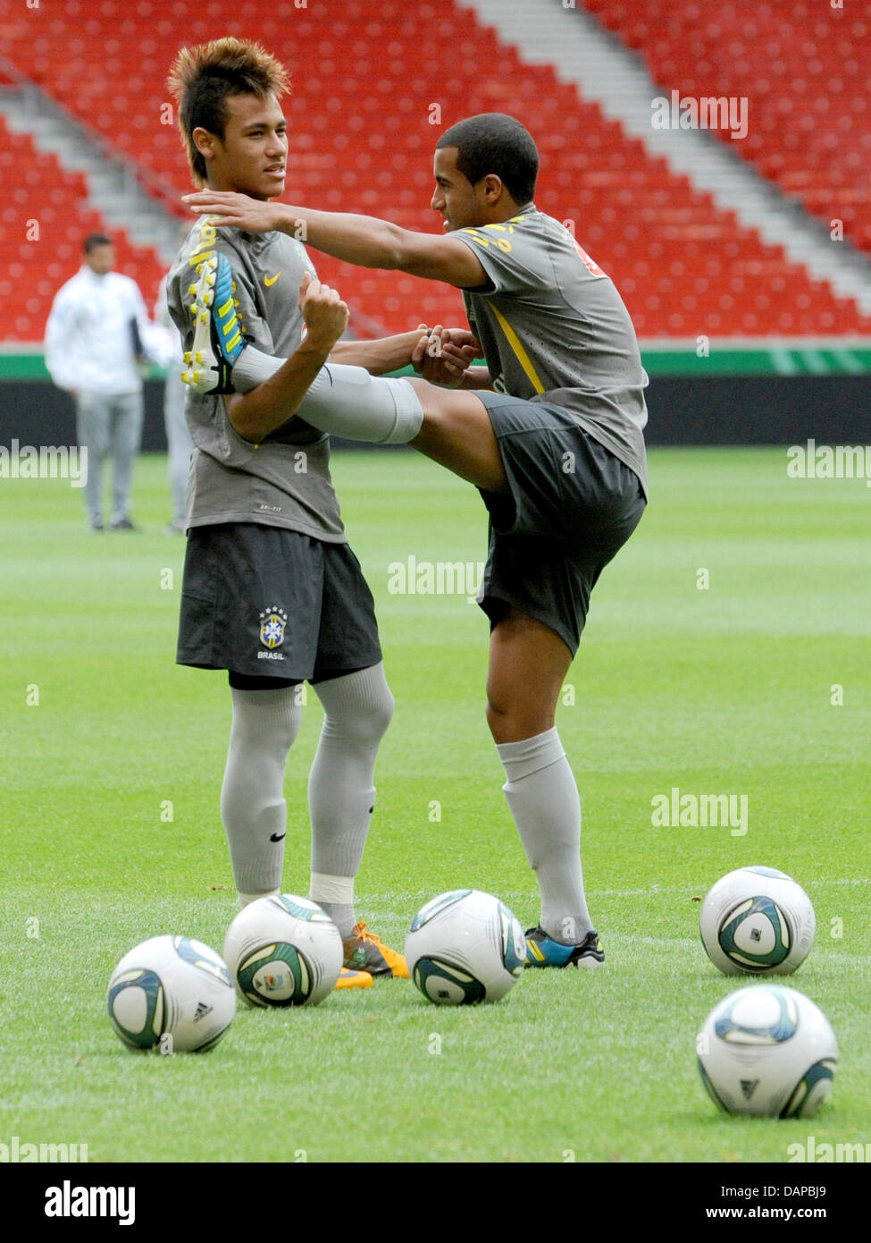 Neymar (l-r) und Lucas of the Brazilian national soccer team stretch during a training session in Stuttgart, Germany, 9 August 2011. Germany plays a friendly against Brazil on 10 August 2011. Photo: MARIJAN MURAT Stock Photo