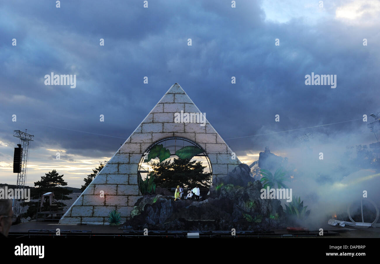 The pyramid characterises the stage setting of the opera 'Magic Flute' by Wolfgang Amadeus Mozart during the sea festival Berlin at the sea stage of the lido Wannsee in Berlin, Germany, 09 August 2011. The opera will be staged from 11 to 28 August 2011. Photo: Jens Kalaene Stock Photo