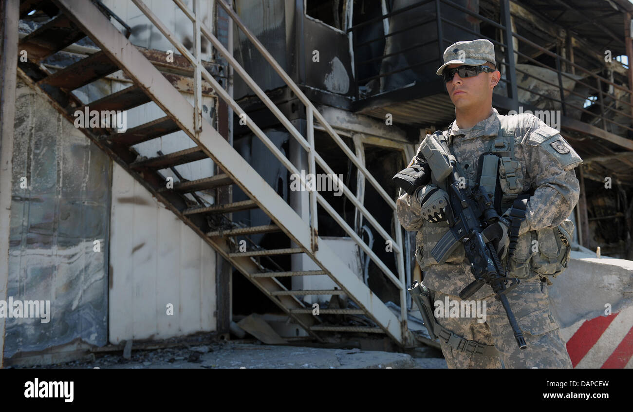 An US-American KFOR soldier guards the boarder 'Gate 1' north of Leposavic, Kosovo, 11 August 2011. Since Kosovo-Serbs attacked the boarder and set it on fire on 27 July 2011 KFOR supervises the boarder 'Gate 1'. Photo: HANNIBAL Stock Photo