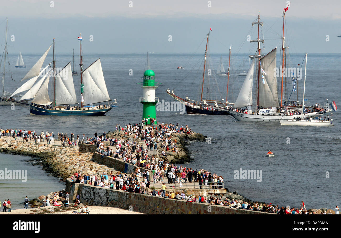 Onlookers watch the fleet sail on the Baltic Sea at the 21st Hanse Sail from the Warnemuend Mole in Rockstock, Germany, 13 August 2011. Around 25 traditional and museum ships from the entire world have come together for the maritime spectacle. Photo: BERND WUESTNECK Stock Photo