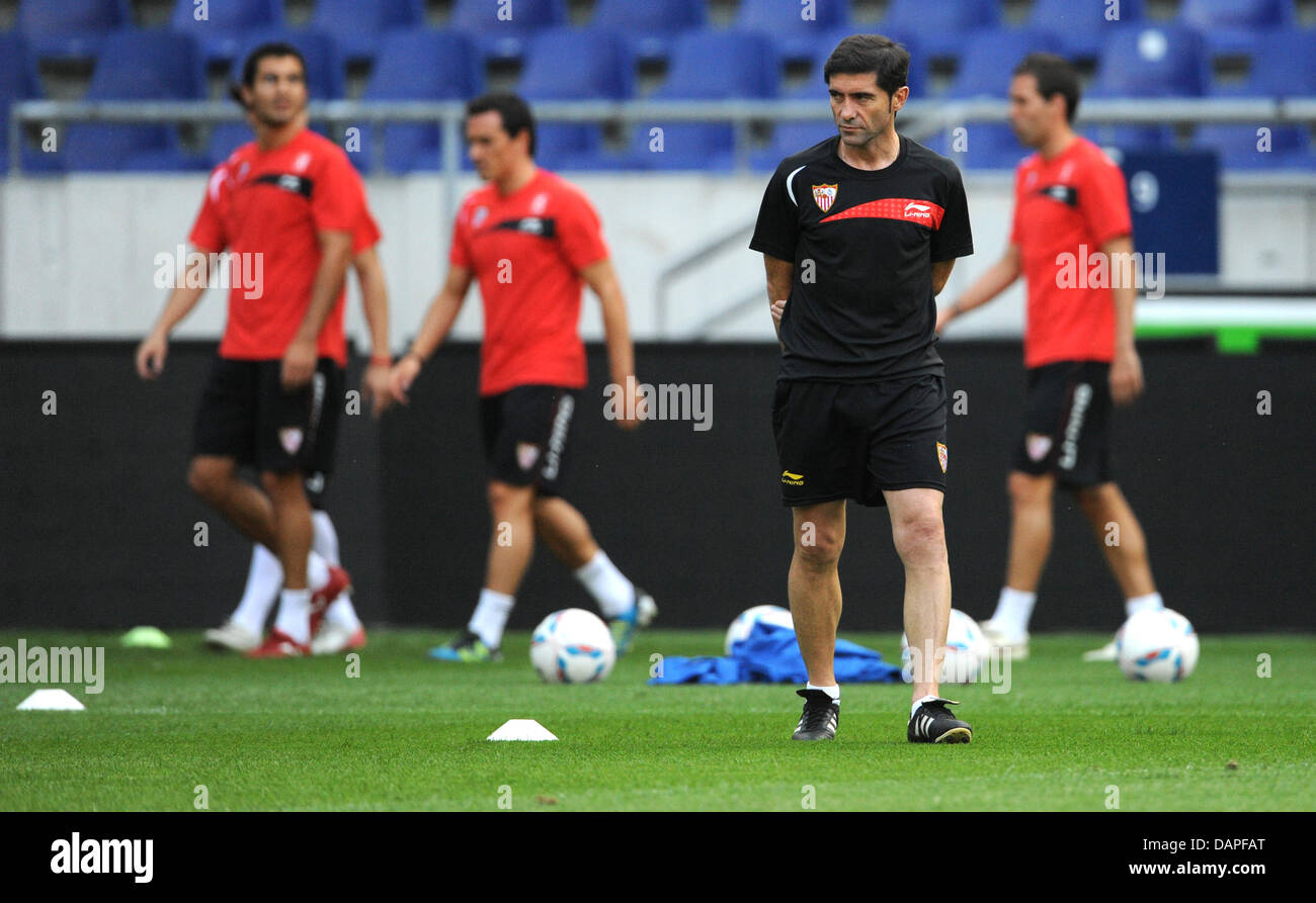 Marcelino Garcia Toral (front), head coach of the Spanish La Liga club FC Sevilla is pictured during a training session at the AWD-Arena in Hanover, Germany, 17 August 2011. FC Sevilla faces Hanover 96 for a UEFA Europa League match on 18 August 2011 in Hanover. Photo: Julian Stratenschulte Stock Photo