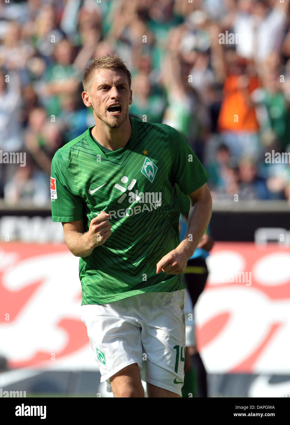 Bremen's Aaron Hunt (R) cheers after scoring in the penalty kick the 4-3  goal during the Bundesliga soccer match between Werder Bremen and SC  Freiburg at the Weser Stadion in Bremen, Germany,