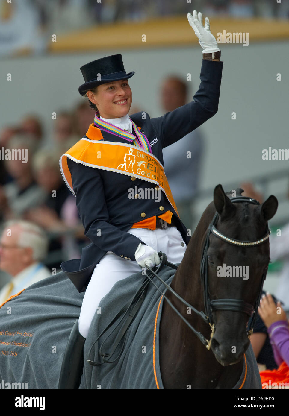 Dutch equestrian Adelinde Cornelissen smiles and waves on her horse Jerich Parzival during the award ceremony of the Grand Prix Special at the European Dressage Championship in Rotterdam, Netherlands, 20 August 2011. Cornelissen took first place. Photo: Uwe Anspach Stock Photo