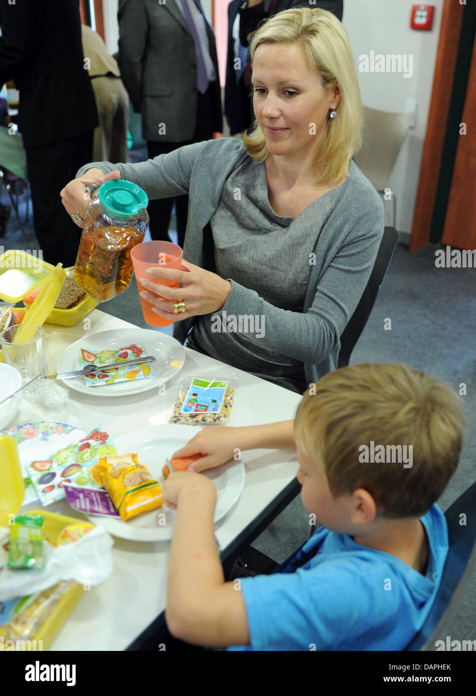 Wife of the German President Christian Wulff, Bettina Wulff, has breakfast with first-graders of the Goethe primary school in Potsdam, Germany, 22 August 2011. The President's wife supports the campaign 'Organic bread box', that draws attention to the importance of a daily healthy breakfast for pupil's education.   Photo: JENS KALAENE Stock Photo