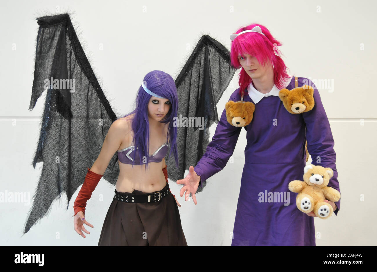 A computer game fan dressed as Morgana (L) and Annie from the computer game 'League of Legends' pose at the computer convention Gamescom in the Nintendo game area in Cologne, Germany, 21 August 2011. Gamescom in Cologne, Europe's largest game convention with 550 exhibitors showing the new trends in online games and 3D animation, had a storm of visitors on its closing weekend (20/21 Stock Photo