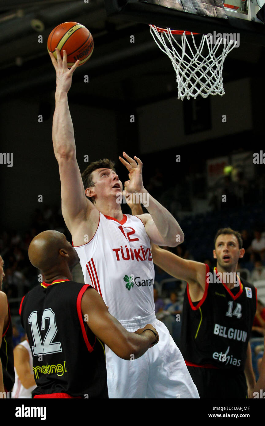 Turkish national basketball player Oemer Faruk Asik throws the ball