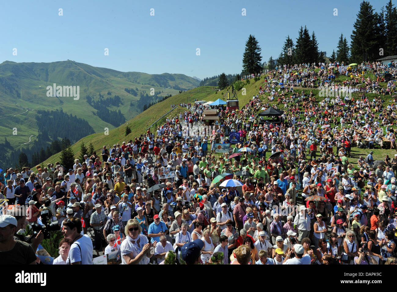 Fans of folk musician Hansi Hinterseer wait for their idol at the summit station of the Hahnenkamm rail in Kitzbuehel, Austria, 25 August 2011. Traditionally, each August hundreds of fans take a hike with Hansi Hinterseer from the final stop of the Hahnenkamm rail to Ehrenbachhoehe. Photo: Ursula Dueren Stock Photo