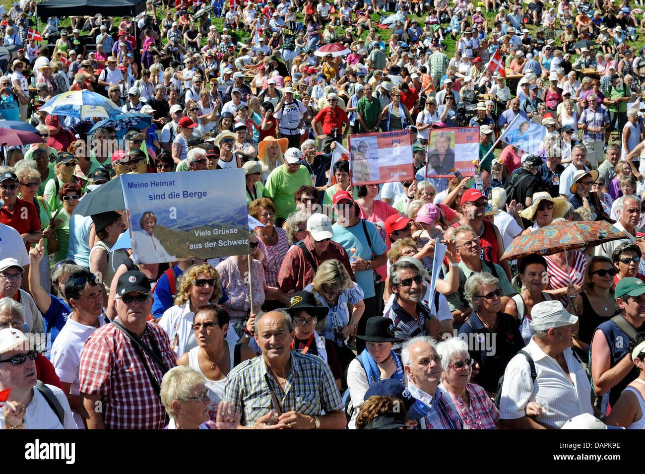 Fans of folk musician Hansi Hinterseer wait for their idol at the summit station of the Hahnenkamm rail in Kitzbuehel, Austria, 25 August 2011. Traditionally, each August hundreds of fans take a hike with Hansi Hinterseer from the final stop of the Hahnenkamm rail to Ehrenbachhoehe. Photo: Ursula Dueren Stock Photo