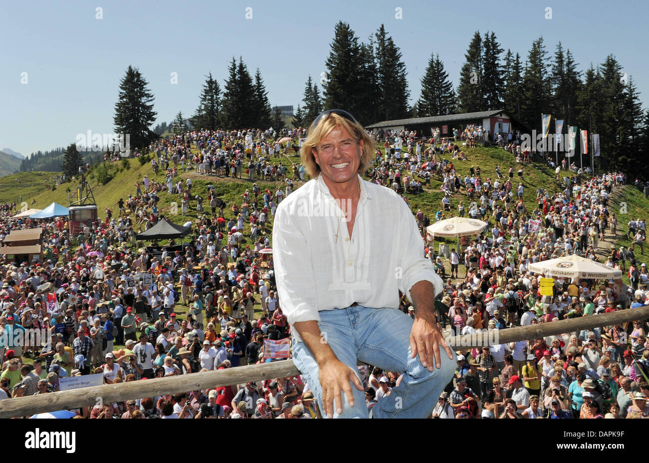 Folk musician Hansi Hinterseer poses in front his fans at the summit  station of the Hahnenkamm rail in Kitzbuehel, Austria, 25 August 2011.  Traditionally, each August hundreds of fans take a hike