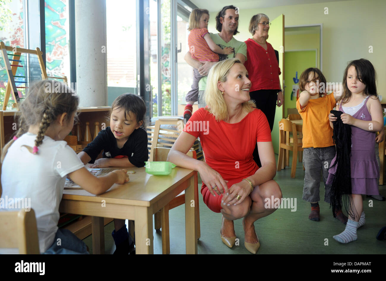 Bettina Wulff (M), wife of the German President, visits a Montessori kindergarten of the Bremen Home Foundation (Heimstiftung) in Bremen, Germany, 26 August 2011. The Home Foundation's house in Bremen is home of people of different generations. Photo: Ingo Wagner Stock Photo